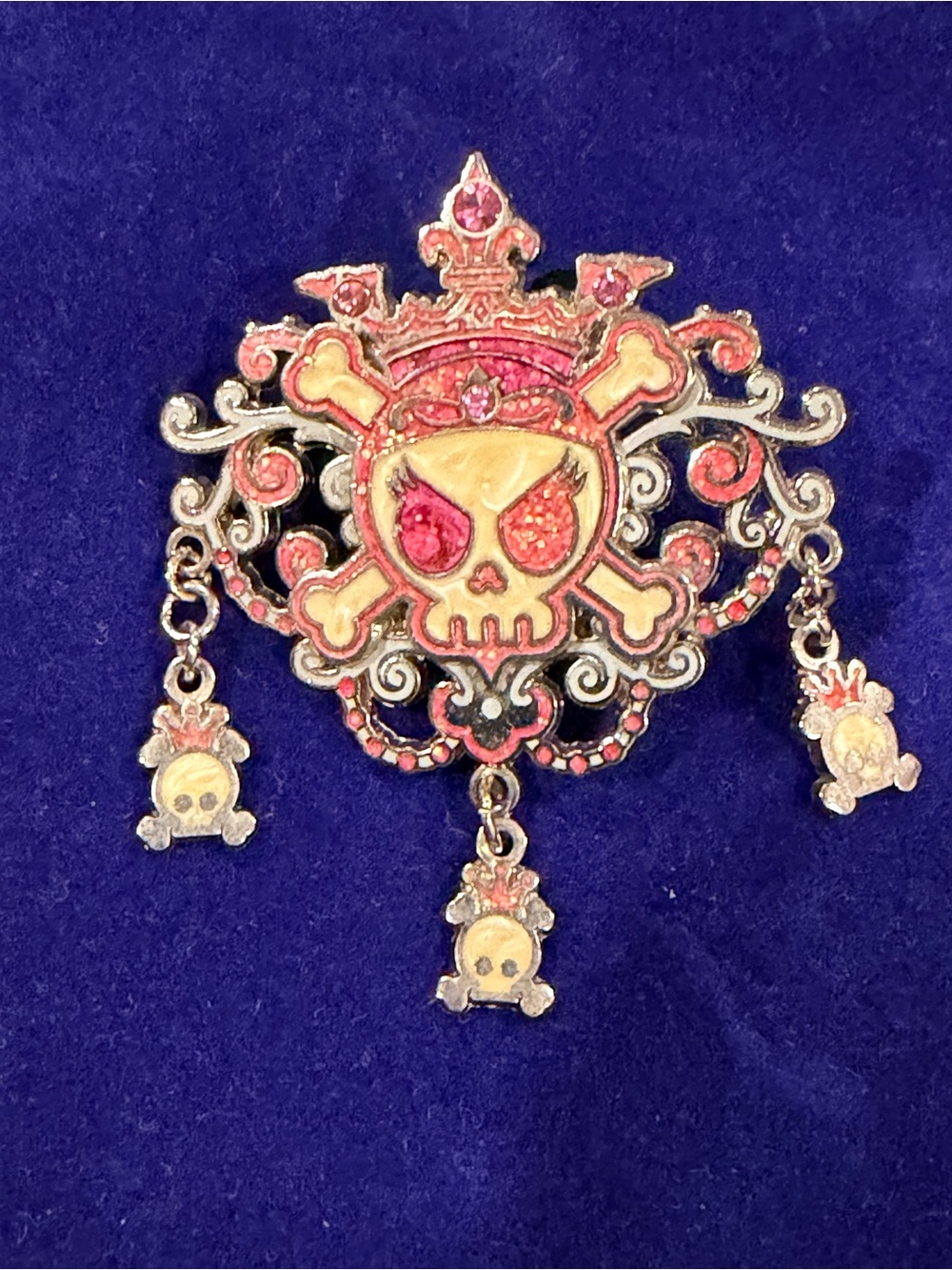 Disney Parks Pirates of the Caribbean Skull Princess Dangle collectible pin..